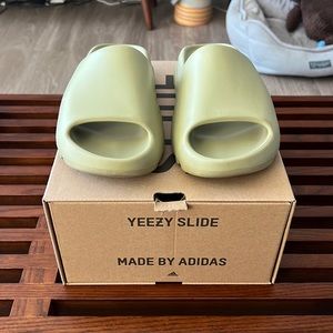 YEEZY Slide Resin